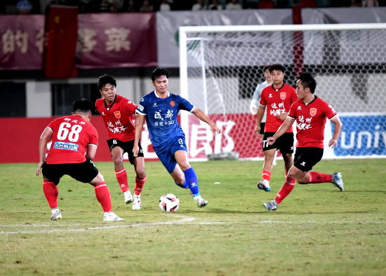 开云体育-热闹足球对决再掀热潮，球队奋力拼搏的简单介绍